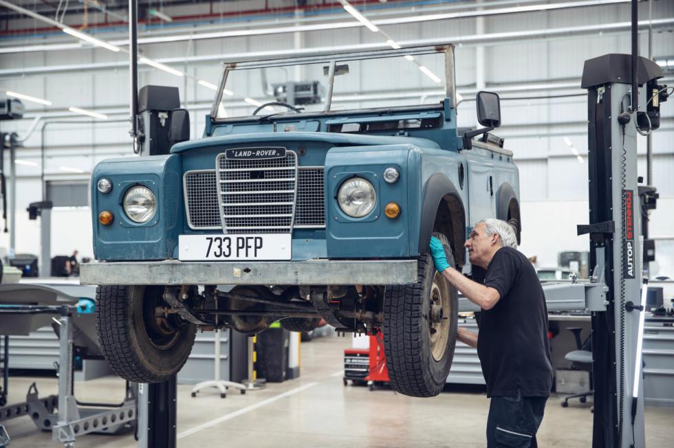 26 μοντέλα της JLR τιμούν τη βασίλισσα Ελισάβετ!